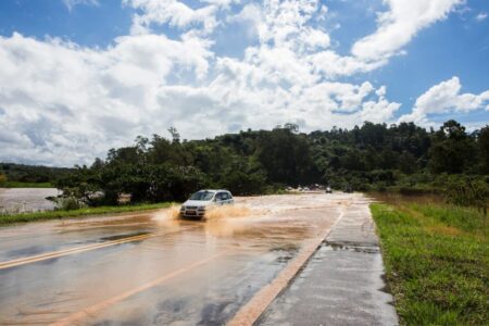 Governo de SP firma parceria com plataforma Waze para alertas de enchentes