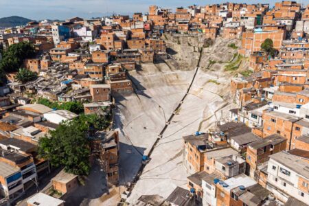 Prefeito Orlando Morando vistoria etapa final de obras para contenção de encostas no Jardim Regina