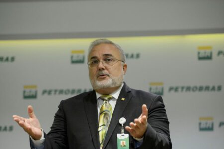 Presidente da Petrobras diz que pode reduzir preço da gasolina