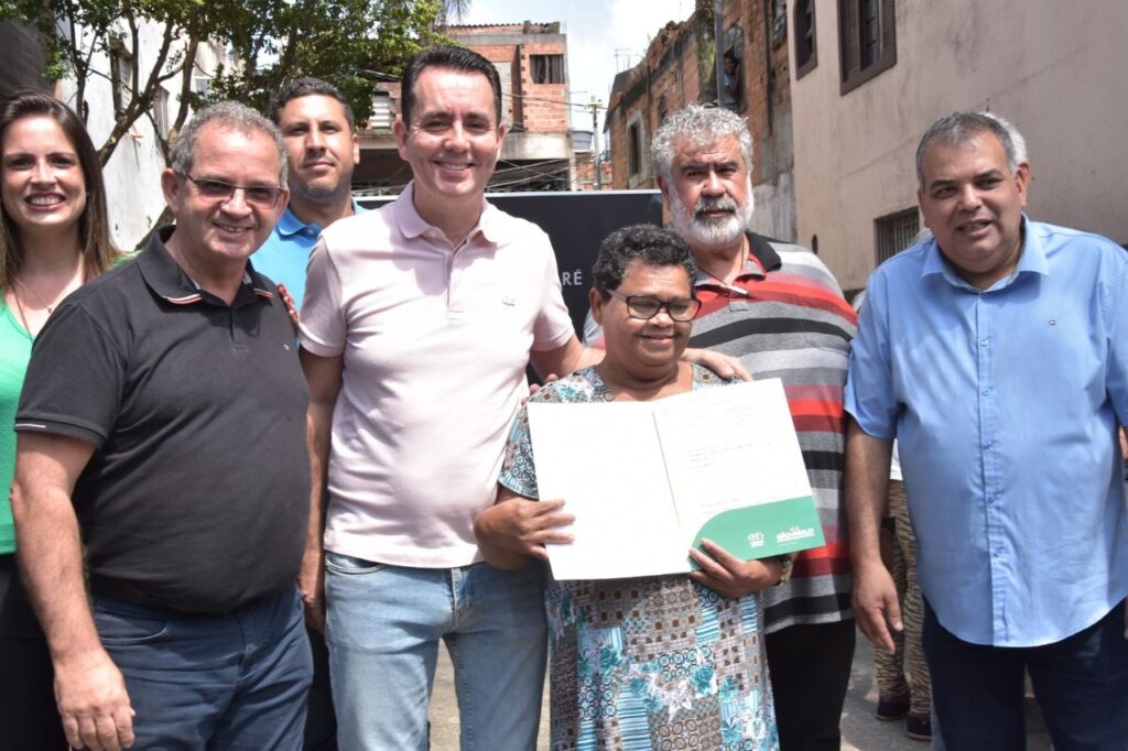 Santo André entrega 103 escrituras a moradores do Núcleo Nova Progresso