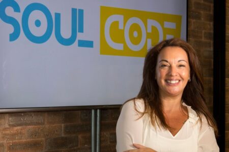 SoulCode Academy, em parceria com o Instituto Resgatando Vidas, oferecerá aulas de programação com bolsa 100% integral para jovens da zona norte