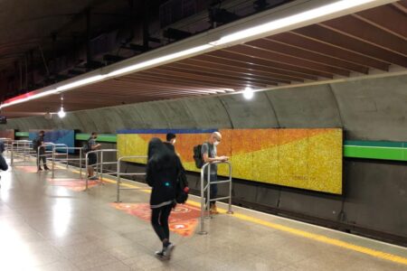 Com apoio da COOP, restauração de obras de arte do metrô continua em São Paulo