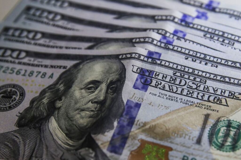 Dólar cai para R$ 5 e fecha no menor valor em dez meses