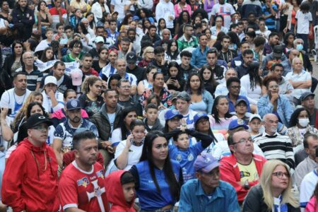 Em Diadema, 3.000 pessoas celebram feito do Água Santa no Paulistão