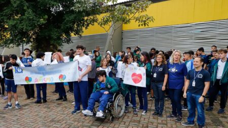 Escola municipal de São Caetano fecha Abril Azul com caminhada de conscientização sobre autismo