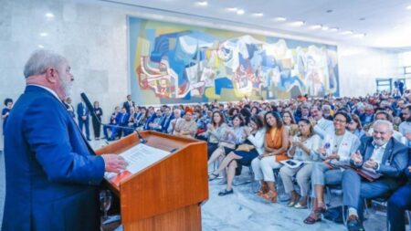 Governo anuncia R＄ 2,4 bilhões para recompor orçamento de universidades e institutos federais