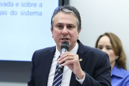 Ministro descarta prioridade para escolas cívico-militares