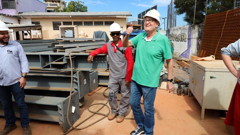 Prefeito vistoria obras do Quarteirão da Educação