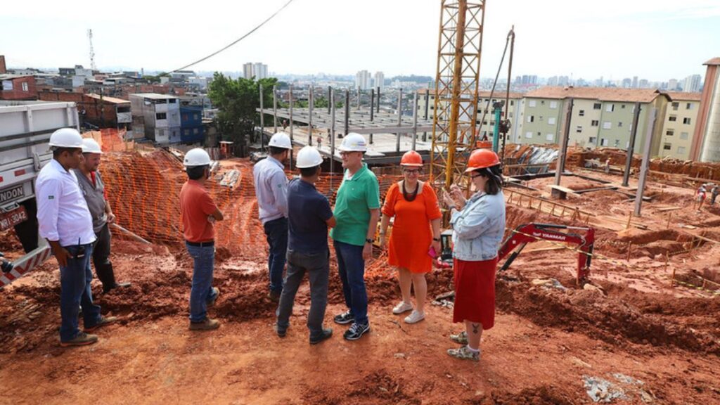 Prefeito vistoria obras do Quarteirão da Educação