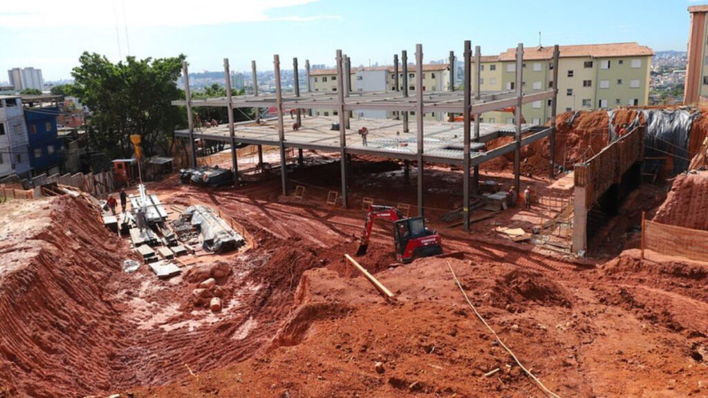 Prefeito vistoria obras do Quarteirão da Educação