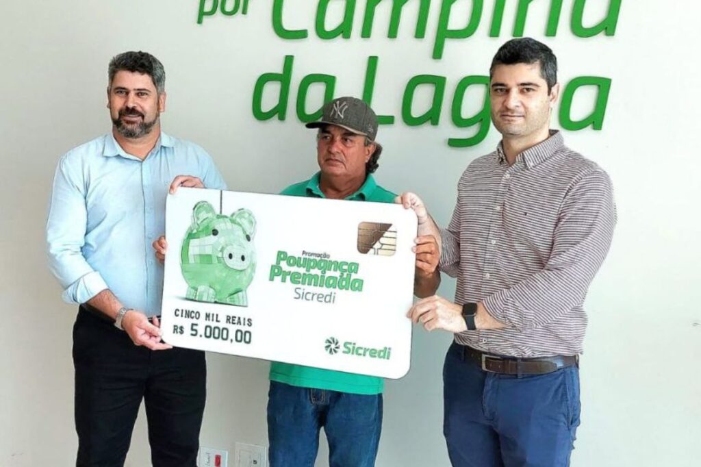 Sicredi Vale do Piquiri Abcd PRSP entrega prêmio da poupança a associado de Campina da Lagoa (PR)