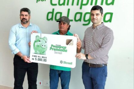 Sicredi Vale do Piquiri Abcd PRSP entrega prêmio da poupança a associado de Campina da Lagoa (PR)