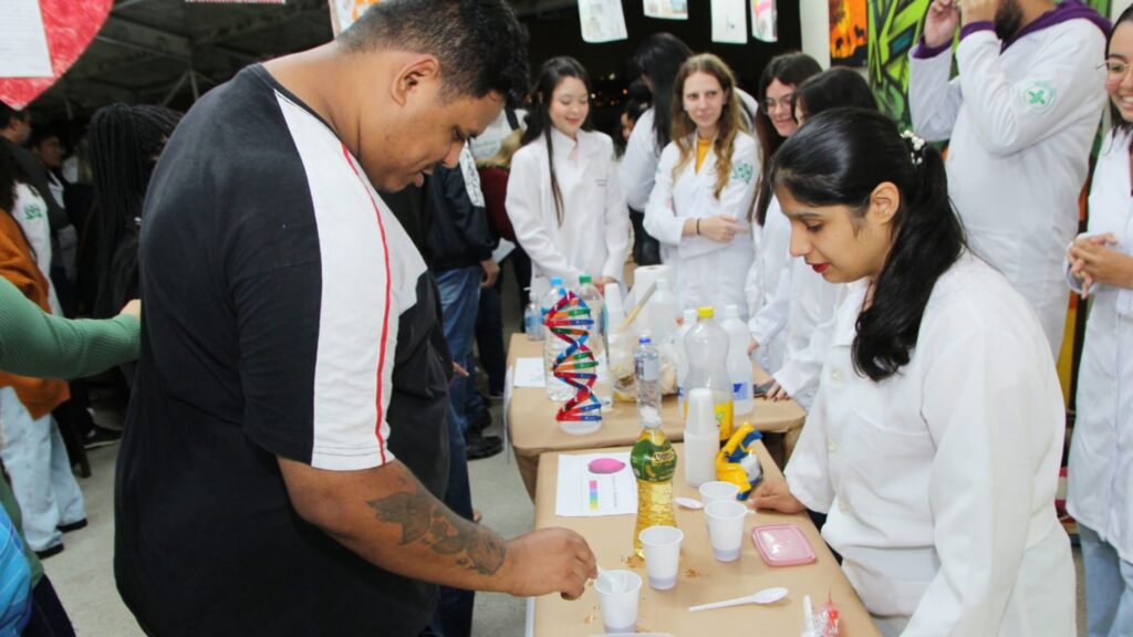 Alunos da EJA de Santo André participam de Feira de Ciências em parceria com a FMABC