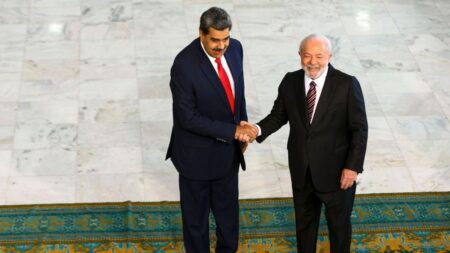 Ao lado de Maduro, Lula defende união de países latino-americanos