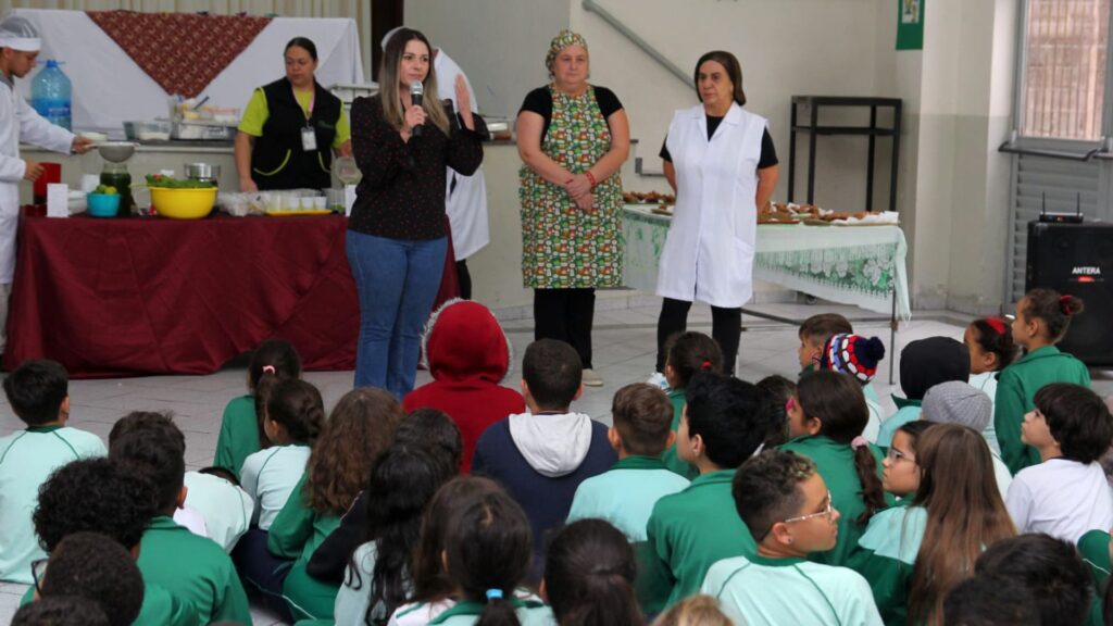 Crianças participam de oficina em Santo André e aprendem receitas para o Dia das Mães