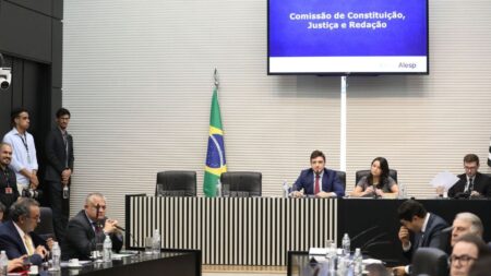 Deputado Thiago Auricchio lidera comissão que exige ação contra racismo na Espanha