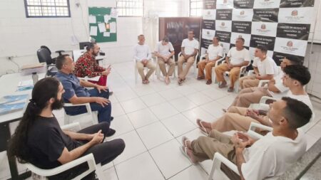 Grupo Reflexivo de Homens de Diadema debate machismo com reclusos do CDP