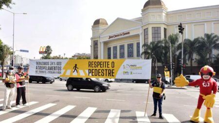 Mister Mão participa do Maio Amarelo em Santo André e conscientiza sobre travessia segura