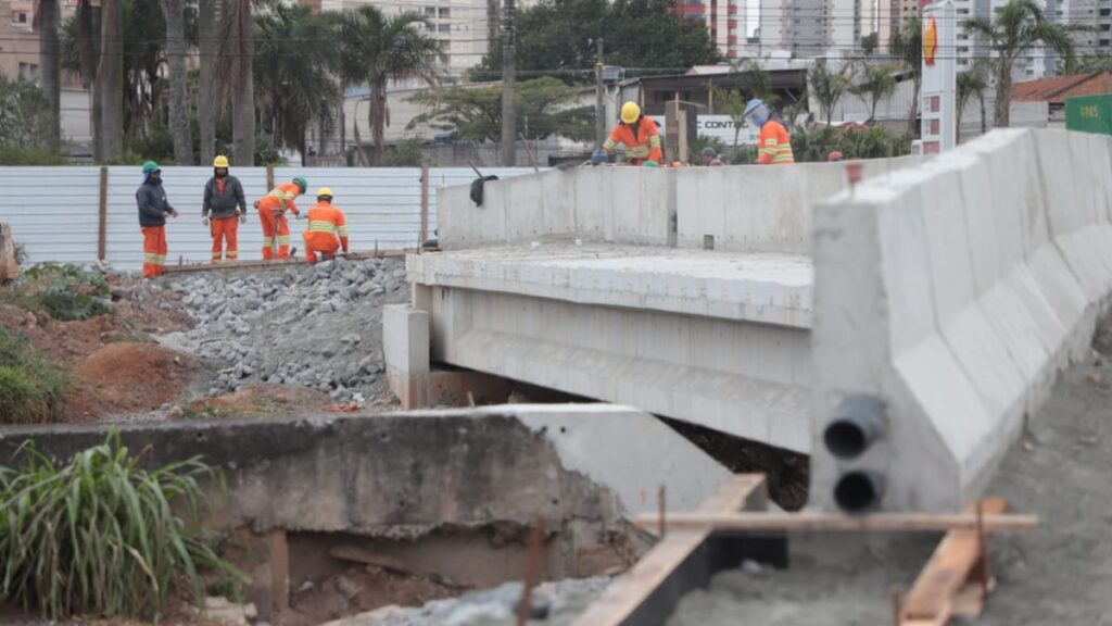 Obras do Complexo Santa Teresinha avançam com nova ponte na Avenida dos Estados