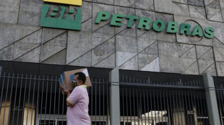 Petrobras reduz em R$ 0,44 valor do diesel e em R$ 0,40 o da gasolina