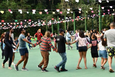 Arraiá atrai centenas de pessoas ao Parque do Pedroso