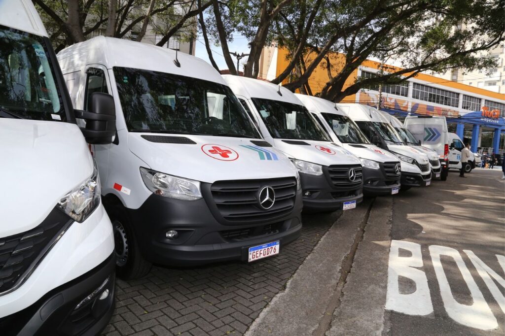 Auricchio entrega 11 vans e anuncia volta do Circular Saúde para o transporte gratuito de pacientes