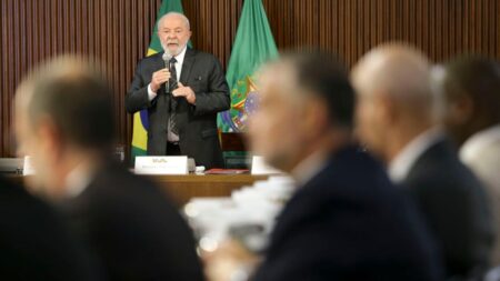 Lula reúne ministros e pede foco no cumprimento das promessas