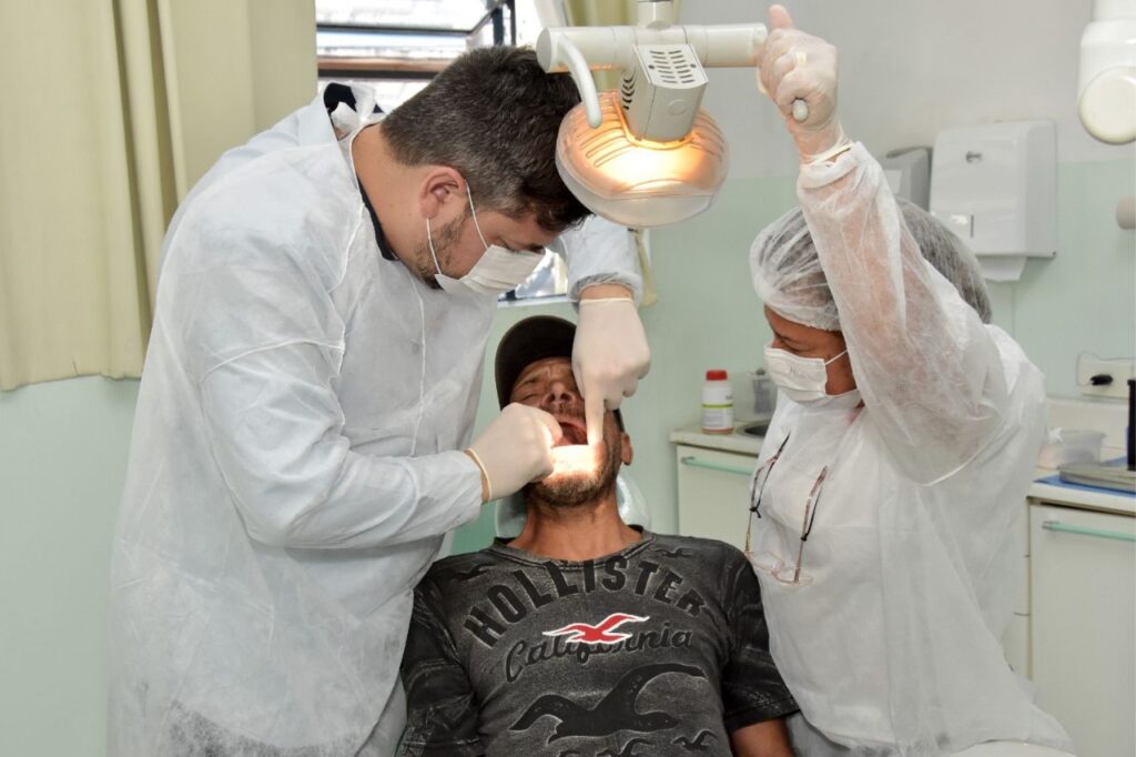 Pessoas em situação de rua passam por avaliação odontológica em Santo André