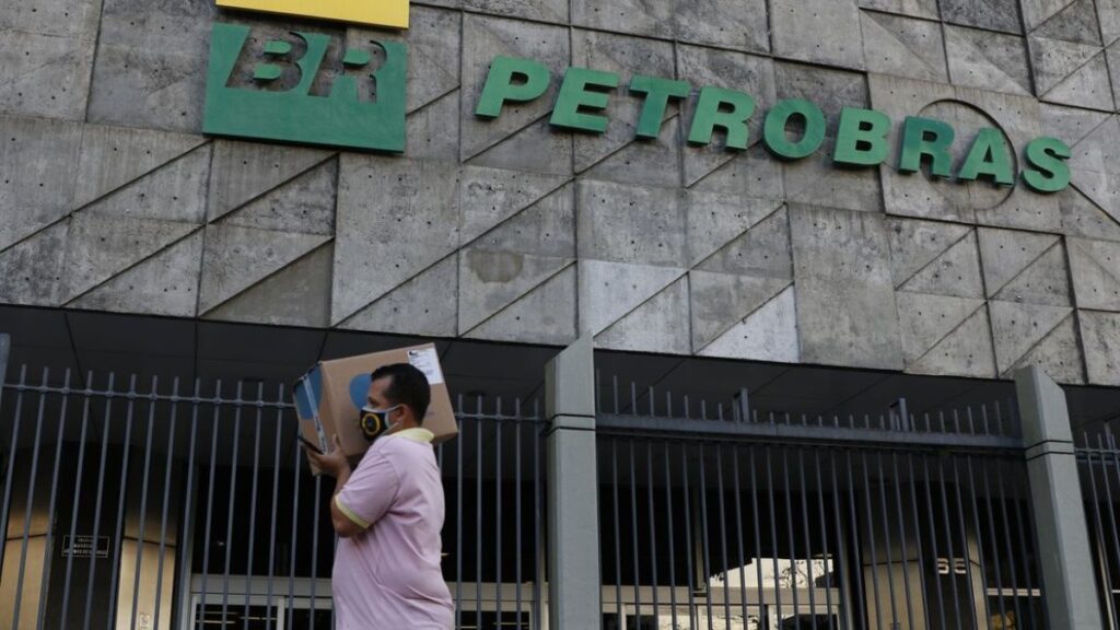 Petrobras reduz preço da gasolina em 4,66% nas refinarias