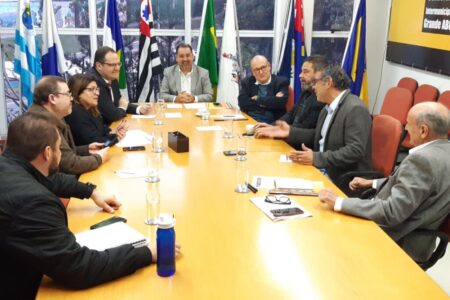 Prefeito de Diadema participa de assembleia do Consórcio Intermunicipal com diretor do BNDES