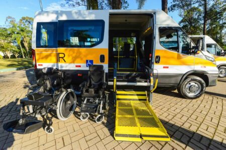 Prefeitura de São Bernardo moderniza frota do transporte para estudantes cadeirantes