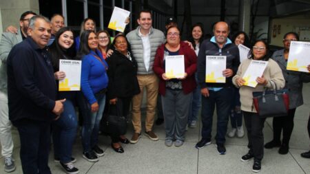 Santo André entrega 87 escrituras a moradores da Vila João Ramalho e Vila Curuçá