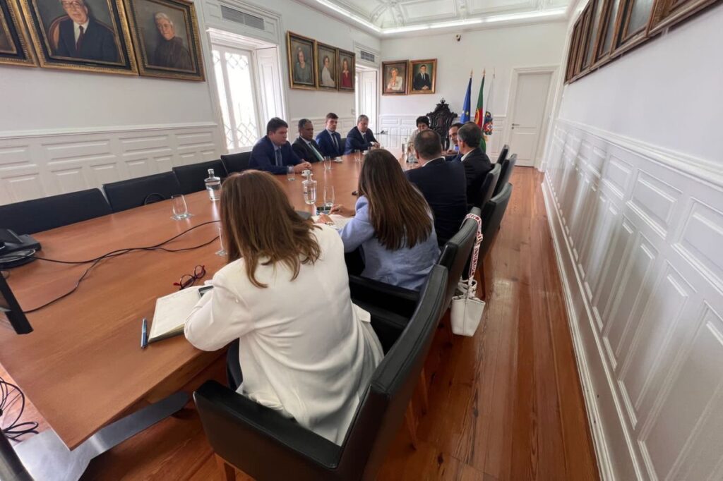 Thiago Auricchio visita Santa Casa de Lisboa ao lado do governador Tarcísio