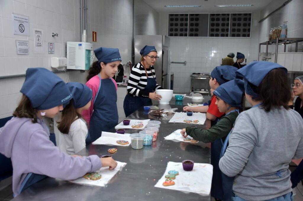 Oficinas de Férias da Escola de Ouro Andreense ensinam receitas para crianças