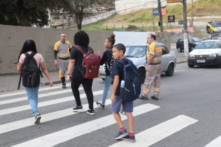 Operação Volta às Aulas orienta motoristas e pedestres em escolas de Santo André