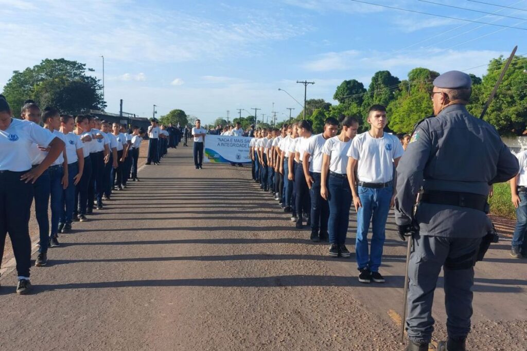 Publicado decreto que revoga Programa de Escolas Cívico-Militares