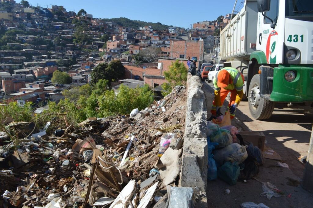 Semasa intervém em área da CDHU para eliminar ponto de descarte irregular de resíduos