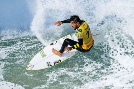 Surfe Filipinho é tricampeão na África do Sul e carimba vaga em Paris