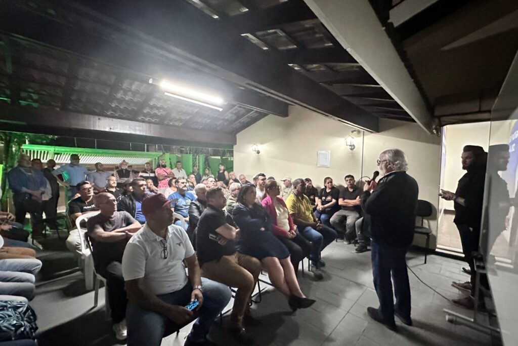 O Partido Liberal de Mauá reuniu na última segunda-feira (21/8), seus pré-candidatos, apoiadores e os vereadores Wiverson Santana e Zé Carlos Nova Era para planejar as ações da sigla para 2024. A reunião contou com cerca de sessenta pessoas e foi apresentada pelo presidente do partido na cidade Zé Carlos Nova Era. O ex-presidente da Câmara enalteceu o crescimento do PL e o projeto do professor Clovis Volpi em Mauá. “Acreditem no crescimento do PL. Acreditem no nosso projeto ao lado do professor Clovis Volpi. Eu já estive na condição de pré-candidato e sei que com um projeto forte, a chance de fazermos uma grande bancada é real”, falou o presidente municipal. Volpi ministrou uma pequena palestra sobre gestão pública aos presentes, e falou da importância de planejar a cidade para o futuro com foco na Educação. “Nós queremos que a cidade seja boa daqui a dez, quinze anos para os nossos filhos e netos. Mas para isso é preciso ter coragem para mudar o modelo de gestão, é preciso planejar a cidade olhando com carinho para a Educação”, disse o ex-prefeito