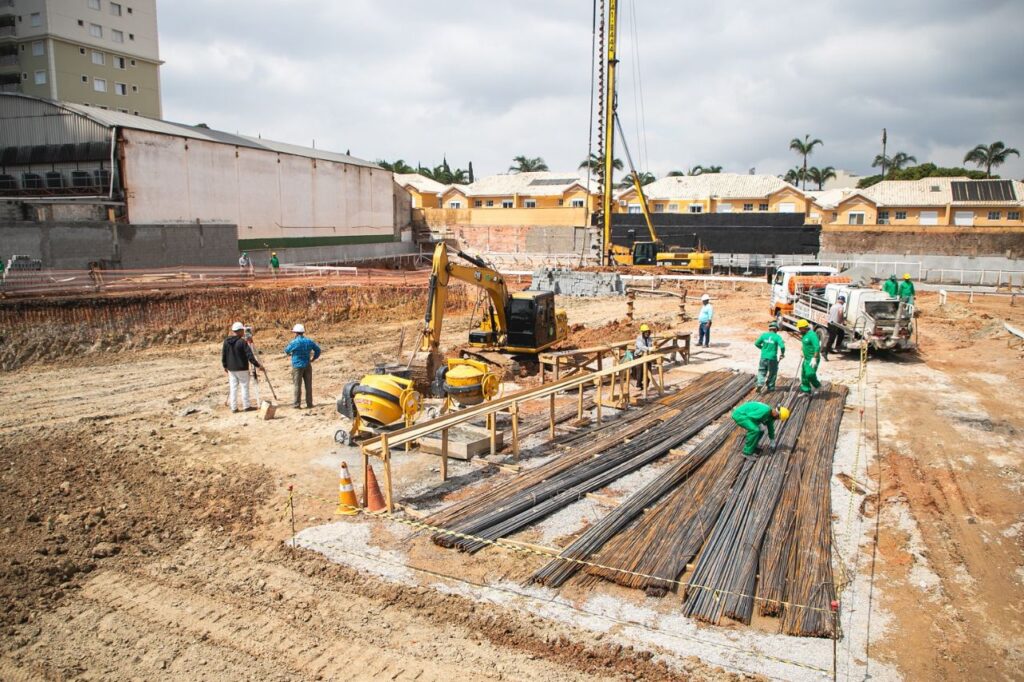 Auricchio vistoria obras do Centro Educacional, Esportivo e Cultural do Bairro Mauá