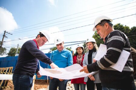 Auricchio vistoria obras do Centro Educacional, Esportivo e Cultural do Bairro Mauá