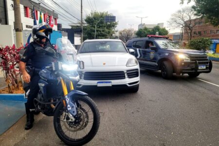 CGE de São Caetano visualiza entrada de veículo de luxo com mandado de busca e GCM apreende a Porsche Cayenne