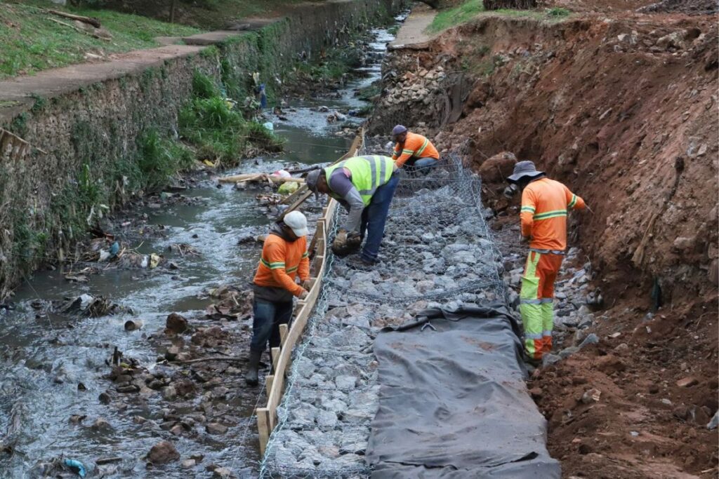 Diadema realiza obras de melhorias em dois córregos da cidade