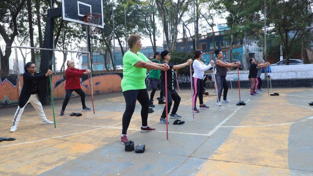 Em Diadema, espaços públicos são locais para fazer exercícios...e novas amizades

