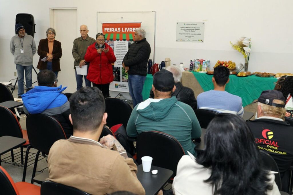 Fortalecimento das feiras livres e o diálogo foram temas de encontro com feirantes em Diadema