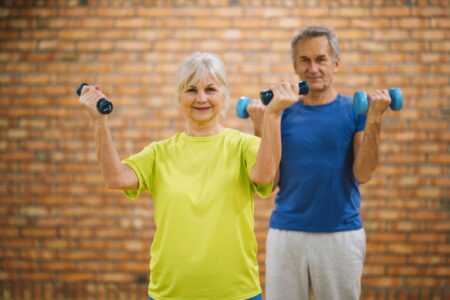 Prática de musculação e ingestão de proteínas previnem sarcopenia