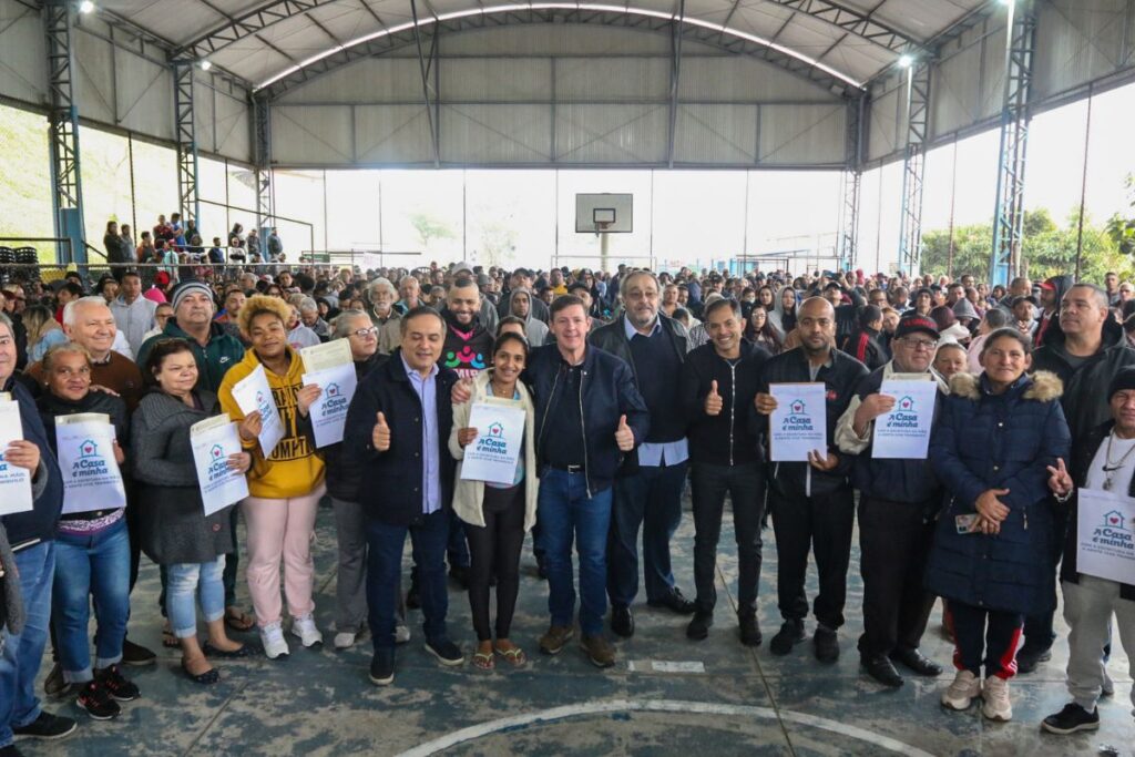 Prefeito Orlando Morando entrega 1.200 escrituras a moradores do loteamento Novo Parque