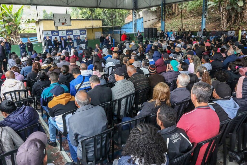 Prefeito Orlando Morando entrega 1.200 escrituras a moradores do loteamento Novo Parque