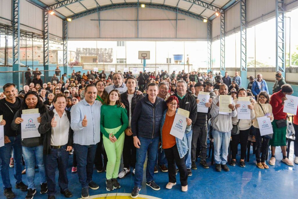 Prefeito Orlando Morando entrega escrituras a moradores do Parque São Bernardo e Nova Baeta