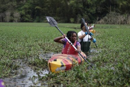 Adolescentes Aprendizes participam de atividade de preservação ambiental em parceira com a Unifesp em Diadema